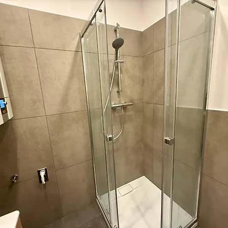 3 Bedroom With 2 Balconies Near Airport Schwechat