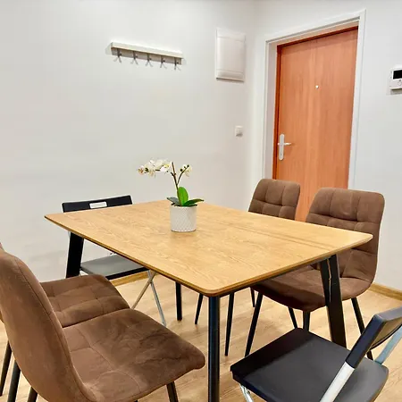 Apartman 3 Bedroom With 2 Balconies Near Airport *