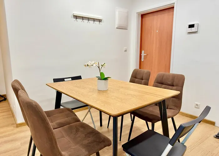 Apartman 3 Bedroom With 2 Balconies Near Airport *